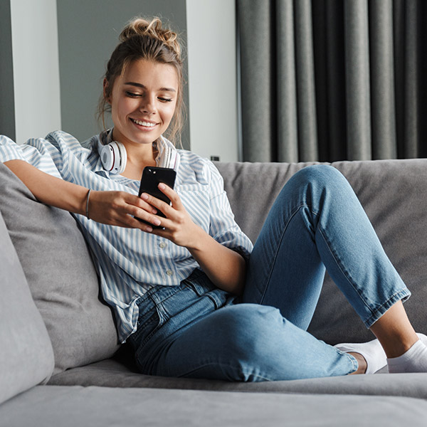 Frau mit Smartphone